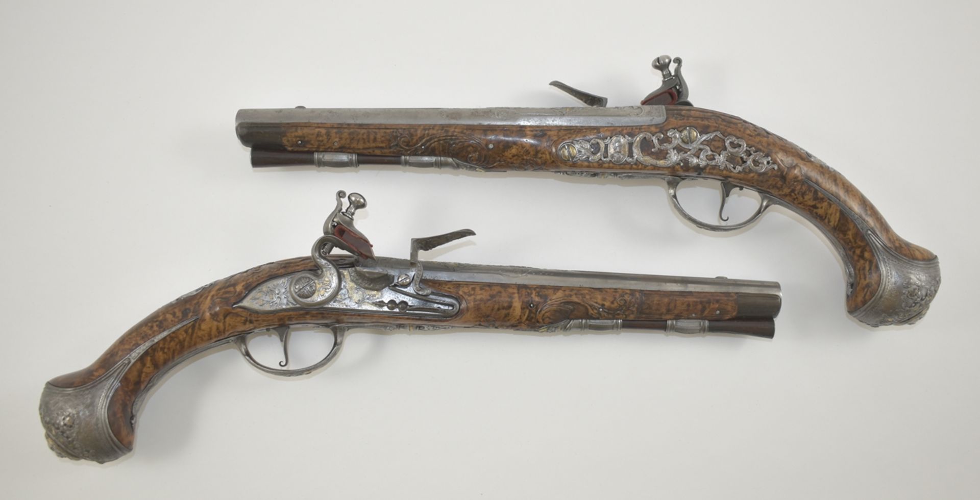 Prunkvolles Steinschloß-Pistolenpaar. Auf der Laufoberseite und am Rand sign. 'Devillers' (um 1750 - Image 2 of 2