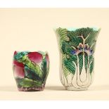 Zwei Vasen. Reliefdekor mit Krautstrunk und Pfirsichen. H 15,5 cm und 10,0 cm