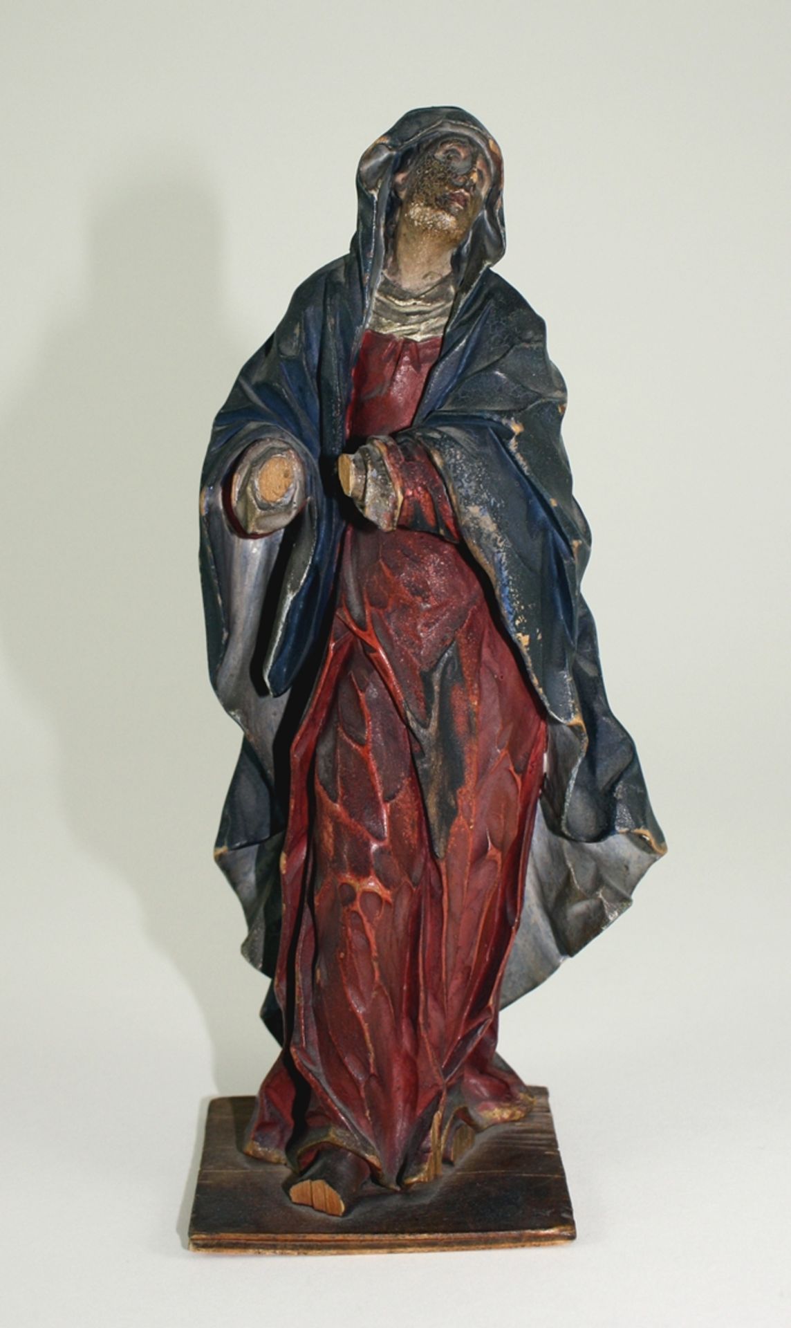 Maria als Kreuzfigur. Hände fehlen. Holz. Farbig gefasst. Anfang 18. Jh. H 20 cm. Sammlung Metz Zir