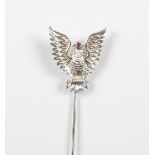 Reversnadel. Auffliegender Wappenadler. Rubinaugen. 18 ct. WG/GG. Meistermarke Asprey London
