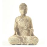 Sitzender Buddha in Meditationshaltung. Fein gefälteltes Gewand mit verschlungener Kordel. Heller M