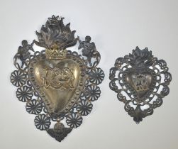Zwei Votivherzen. Versilbertes Metall. Um 1900. H 18 und 10 cm