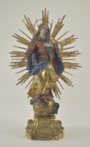 Barocke Maria Immaculata. Auf der Weltkugel, die Schlange mit ihrem rechten Fuß beherrschend. Reich