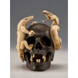 Geschnitzter Totenkopf mit beweglichem Unterkiefer. Krokodil und Schlange aus Hirschhorn. Ungedeute