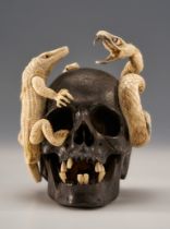 Geschnitzter Totenkopf mit beweglichem Unterkiefer. Krokodil und Schlange aus Hirschhorn. Ungedeute