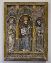 Ofenkachel. Relief mit Christus von Maria und Johannes flankiert. Polychrom glasierte Keramik. Rest