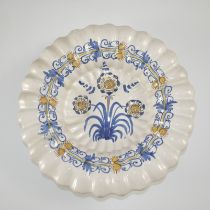 Faltschüssel. Bemalung in blau und gelb. Nördl. Niederlande, 18. Jh. Rest. Ø 30 cm