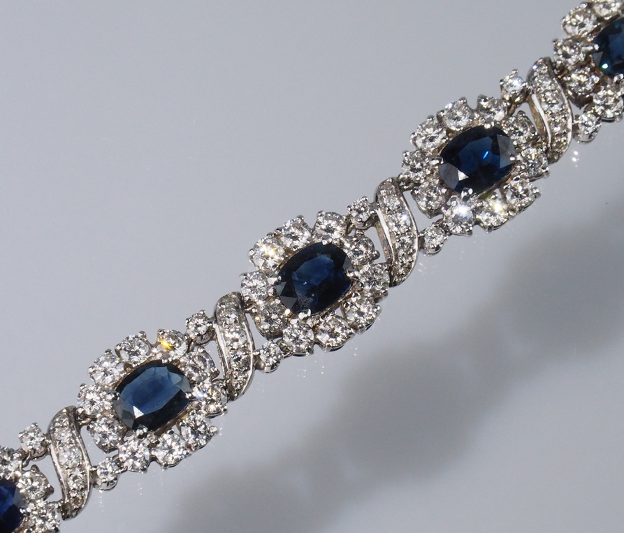 Prachtvolles Saphir-/Brillant-Armband. Zehn ovale, facettierte blaue Saphire, ca. 13 ct. Brillanten - Bild 2 aus 2