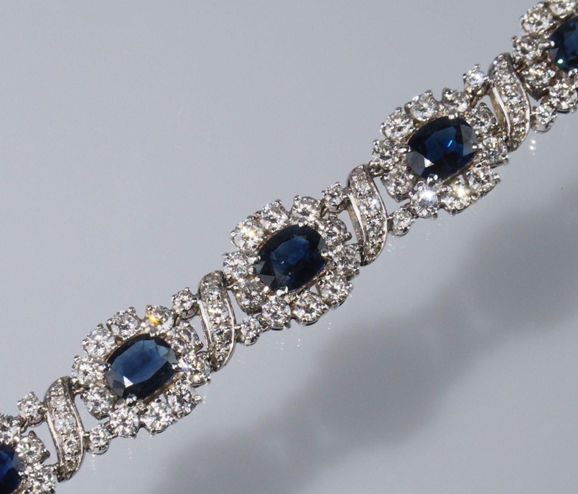 Prachtvolles Saphir-/Brillant-Armband. Zehn ovale, facettierte blaue Saphire, ca. 13 ct. Brillanten - Image 2 of 2