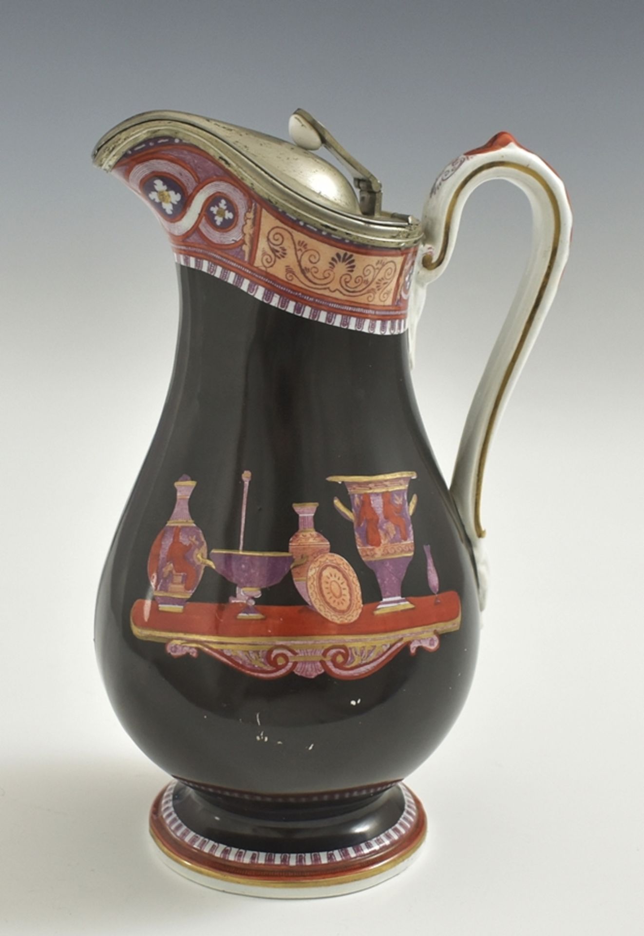 Steingutkrug mit Zinndeckel und antikischer Vasendekoration. England um 1840. H. 22.5 cm
