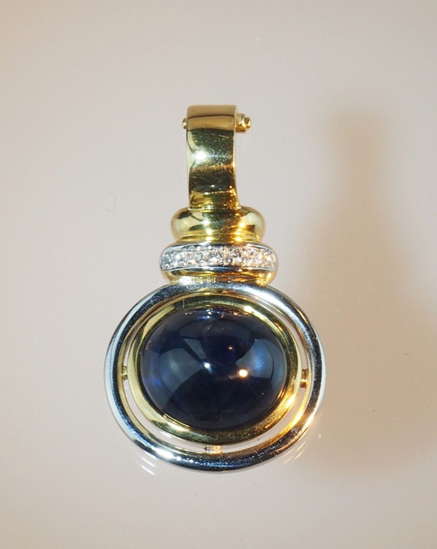 Hochfeiner Saphiranhänger. Blauer Saphircabochon von besonderer Qualität 14,50 ct. Dazu kleine Bril