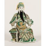 Würdenträger als Figurine, im Famille-verte-Stil. Sitzender Mandarin in Drachenrobe. Blindprägemark