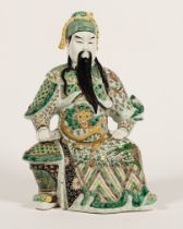 Würdenträger als Figurine, im Famille-verte-Stil. Sitzender Mandarin in Drachenrobe. Blindprägemark