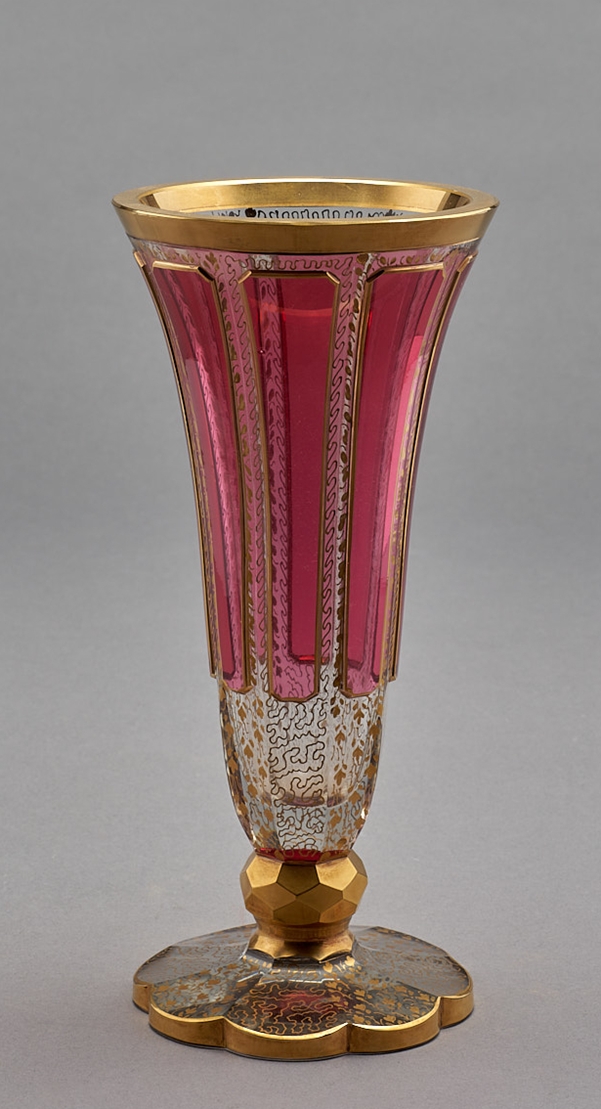 Tulpenförmige Vase. Farbloses Glas mit sechs großen rubinroten Feldern und goldener, filigraner Bem