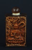 Snuffbottle. Holz mit zwei Darstellungen im Relief (Drache und Buddha). Signaturenmarke. China. H 7