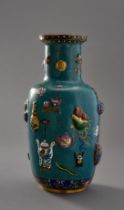 Cloisonné-Vase. Balusterförmig mit reliefierten Vasen und Kannen. Türkisfond mit polychromem Email.