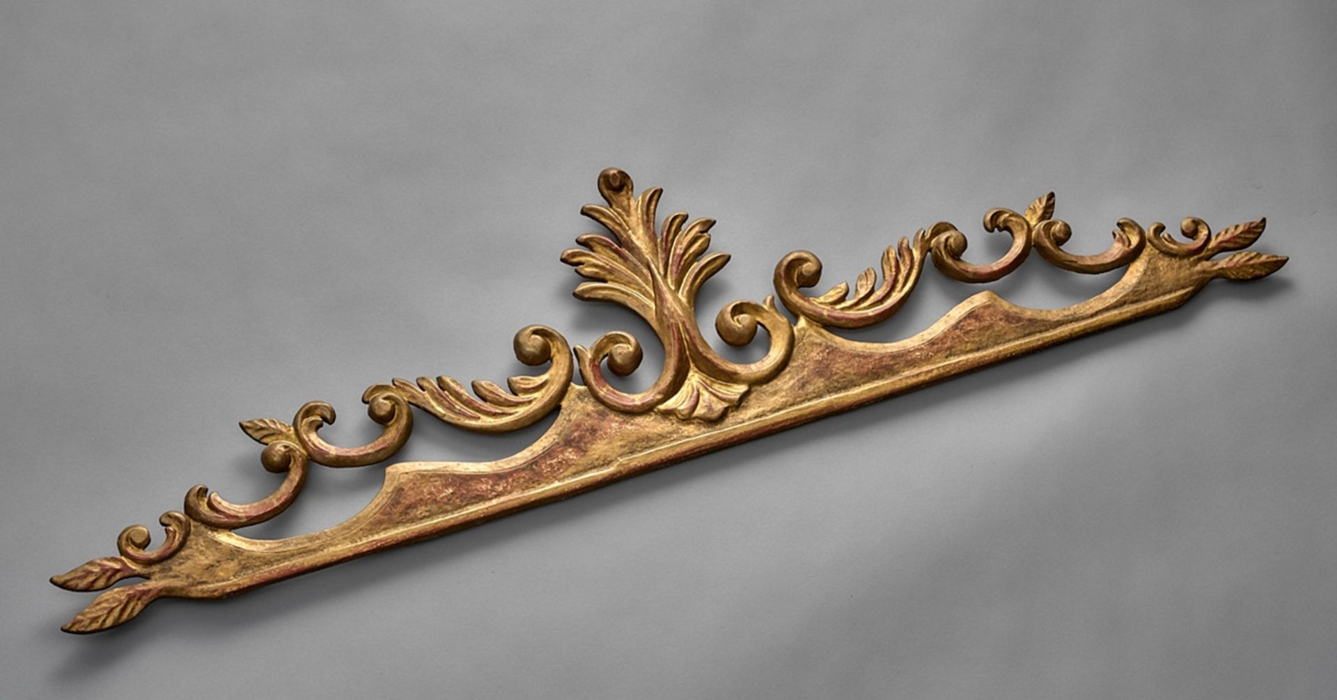 Supraporte im Barockstil. Holz polimentvergoldet. Um 1900. L 106 cm