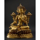 Avalokitesvara. In lässiger Haltung (lalita asana) sitzend. Vitarka mudra. Reich mit Juwelen geschm
