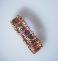 Eternity-Ring. Mit rosa Turmalinen von zus. 6,31 ct. im Smaragdschliff umlaufend ausgefasst. 18 ct.