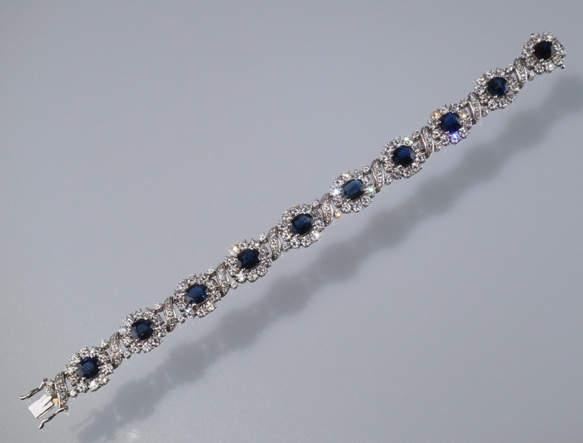 Prachtvolles Saphir-/Brillant-Armband. Zehn ovale, facettierte blaue Saphire, ca. 13 ct. Brillanten