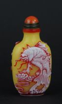 Snuffbottle. Pekingglas. Drachen mit gelbem Fond. China. H 7,5 cm