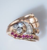 Diamant-/Rubinring. Brillanten ca. 0,40 ct. Rubine ca. 0,35 ct. Fassung 14 ct. Roségold. 1940-er Ja