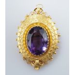 Reizende Amethystbrosche, auch als Anhänger zu tragen. Großer, ovaler Amethyst in GG-Fassung mit fi