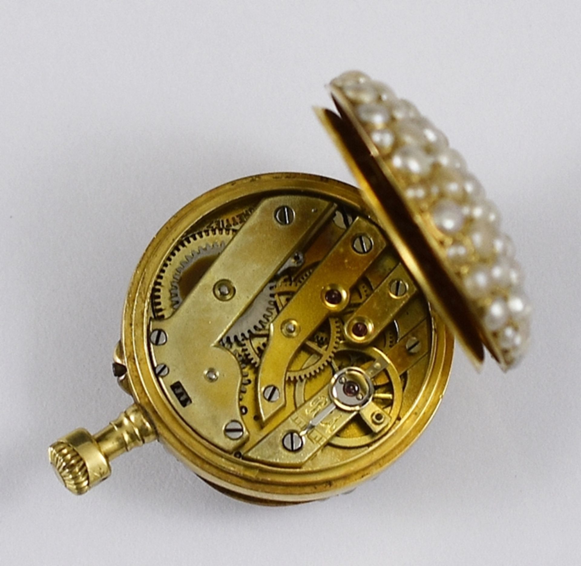 Goldene Damenanhängeuhr.  14 ct. Glatter Schalenrand. Lunette und Rückdeckel mit Perlen ausgefasst. - Bild 3 aus 3