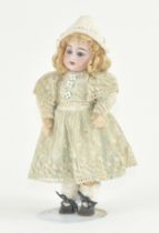 Miniaturpuppe. Biskuit. Bekleidet. Um 1900. H 20 cm, Sammlung Bühl Konstanz.