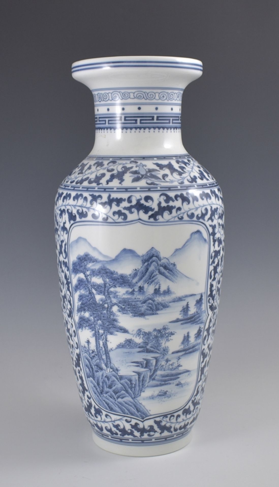 Balustervase. Unterglasurblauer Dekor mit Damen im Garten und Landschaft. China. H 51 cm