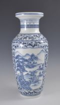 Balustervase. Unterglasurblauer Dekor mit Damen im Garten und Landschaft. China. H 51 cm