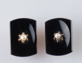 Paar Onyx-Manschettenknöpfe. Feine 18 ct. Roségold-Fassung mit kleiner Perle mittig. Anf. 20. Jh.