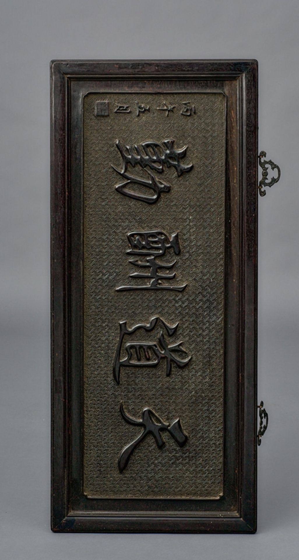 Wandpaneel mit Kalligraphie. Holz. China. 47 x 109 cm