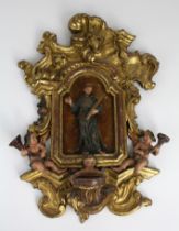 Barockes Weihwasser-Wandbecken. Stehender heiliger Franz Xaver. Rocaillenrahmen mit drei Putti, ein