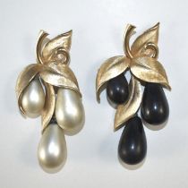 Marvellabroschen. Zwei div. Broschen mit tropfenförmigen 'Perlen'. L 9 cm