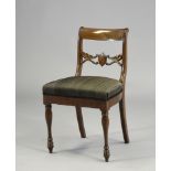 Biedermeier-Stuhl. Lehne mit ornamentaler Querstrebe. Polstersitz mit Roßhaarbezug. Mahagoni. Um 18