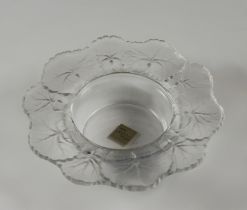 Lalique Schälchen. Bez. Farbloses Kristall. Rand mit mattierten, reliefierten Blättern. Ø 15 cm