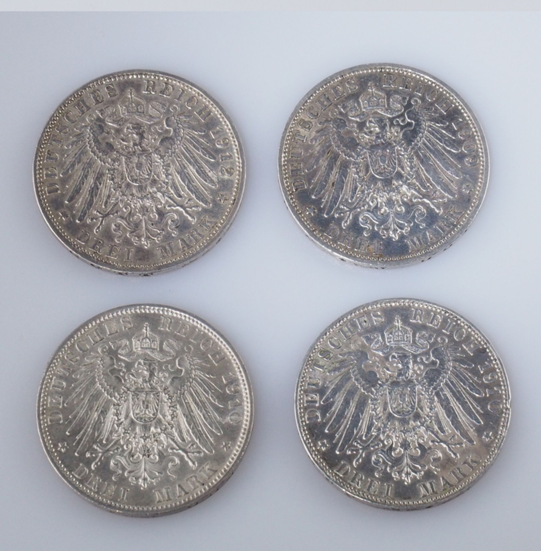Bayern. Drei Mark. Vier Münzen. Ein Stück 1909, zwei Stück 1910, ein Stück 1912. J 47 - Image 2 of 2