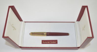 Cartier-Füller. Modell 'Pasha'. Für Patronen. Rotlack und vergoldetes Metall. Orig. Etui