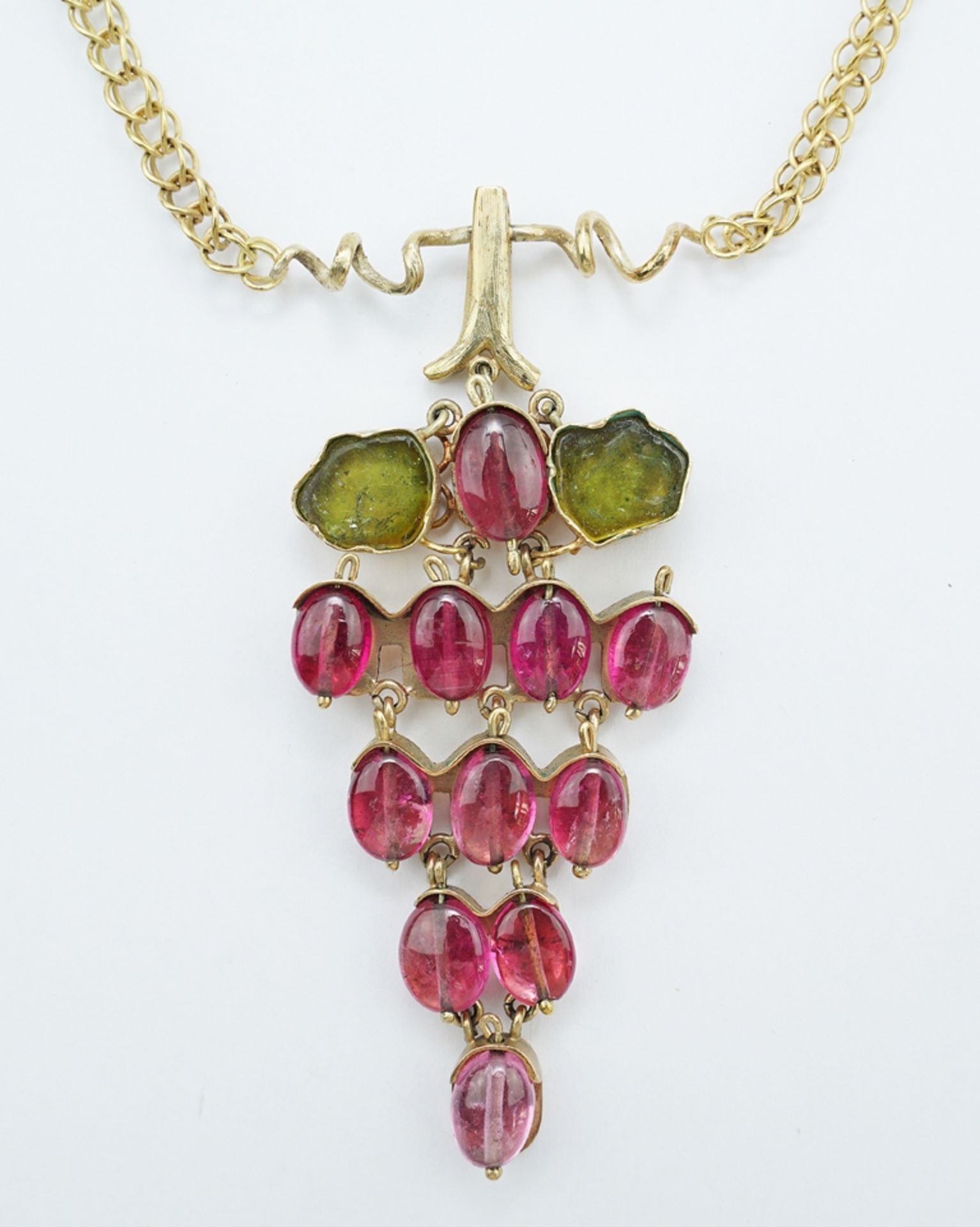 Collier mit Traubenanhänger. Rote Turmalinlinsen in Form einer Traubenrebe. Fassung und Kette 14 ct - Bild 2 aus 2