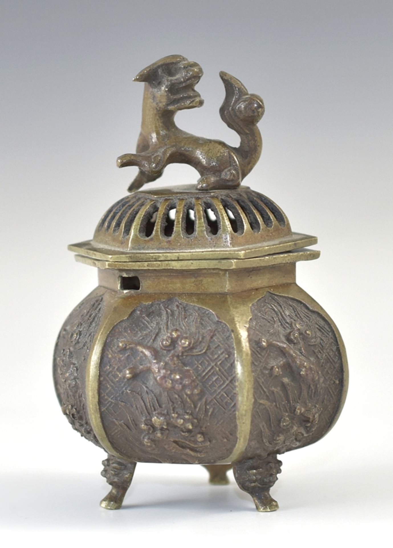 Hexagonales Räuchergefäß auf drei Füßen. Reliefdekor. Bronze. China. H 11,5 cm