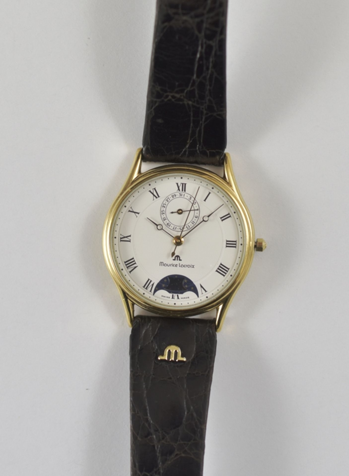 Feine Maurice Lacroix Unisex-Armbanduhr. Stahl/Goldgehäuse. Weißes Zifferblatt, Tagesdatum, Mondal