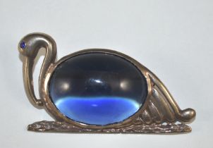 Pelikanbrosche. Blauer Jellybelly Cabochon. 3,5 x 5,5 cm