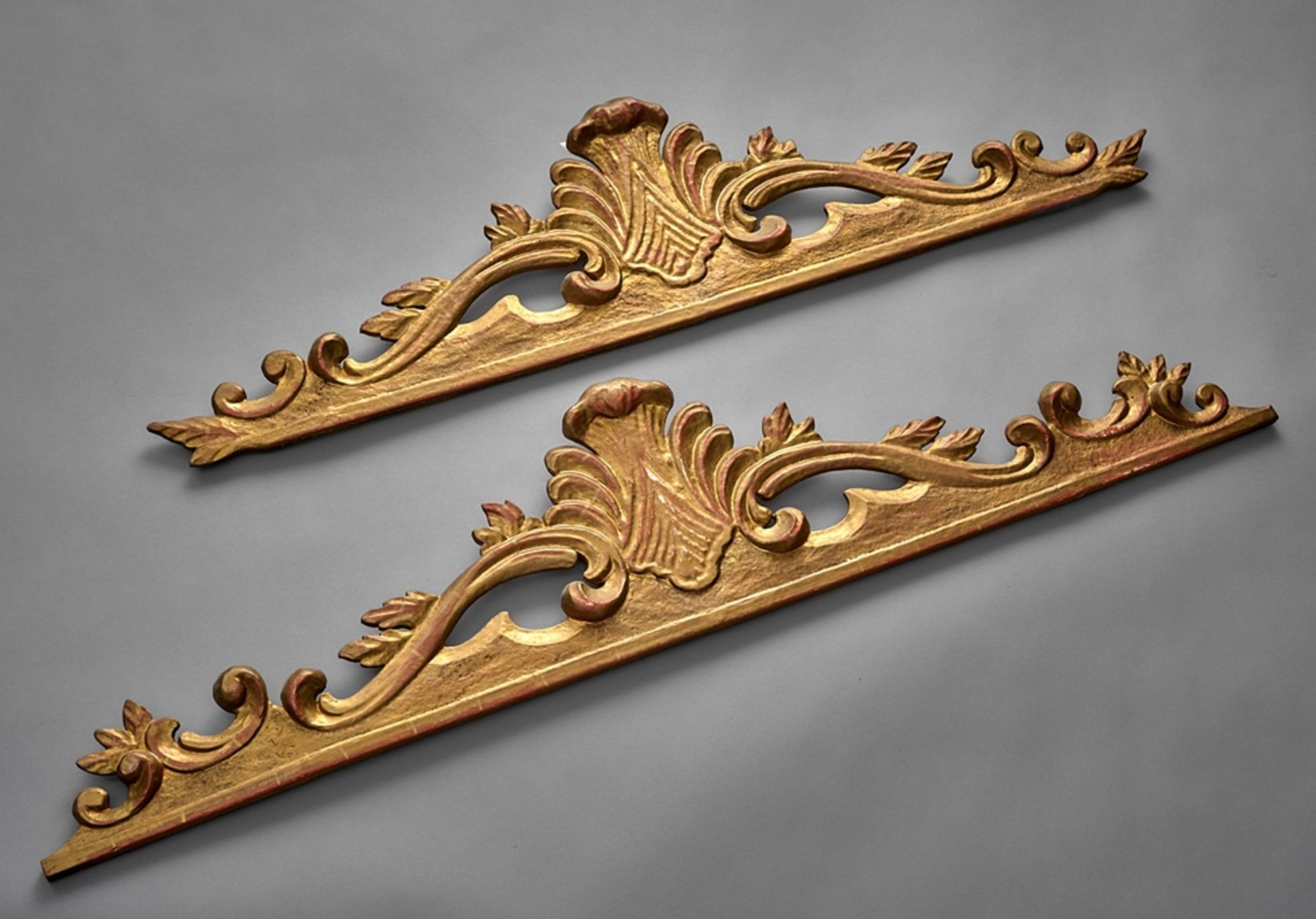 Paar Supraporten im Barockstil. Holz polimentvergoldet. Um 1900. L 94 cm