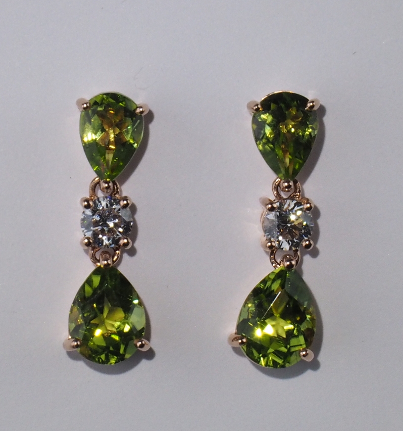 Paar Peridotpendeloques. Tropfenförmige Peridot 3,87 ct. Zwei Brillanten 0,50 ct. 14 ct. RG