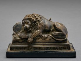 Der sterbende Löwe von Luzern. Nach dem dortigen Denkmal aus napoleonischer Zeit. Zinn, versilbert