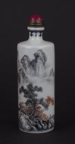 Snuffbottle. Porzellan mit Landschaftsdekor. China. H 10 cm