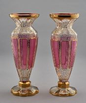 Paar Balustervasen. Farbloses Glas mit sechs großen rubinroten Feldern und goldener, filigraner Bem