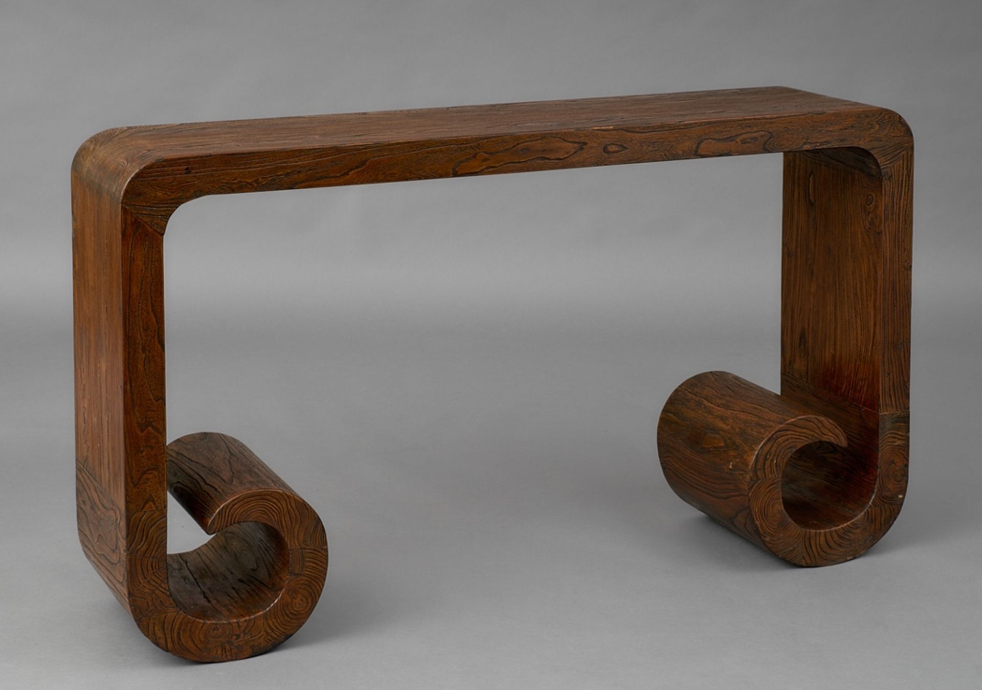 Chinesischer Tisch. Eingerollte Wangen. Ulme. 84 x 147 x 35 cm