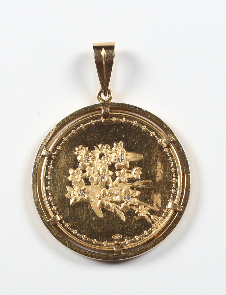 Liebes-Medaille als Anhänger. Blütenstrauß mit kleinen Diamanten, 18 ct. GG. Devise: 'DAN GISTEREN 